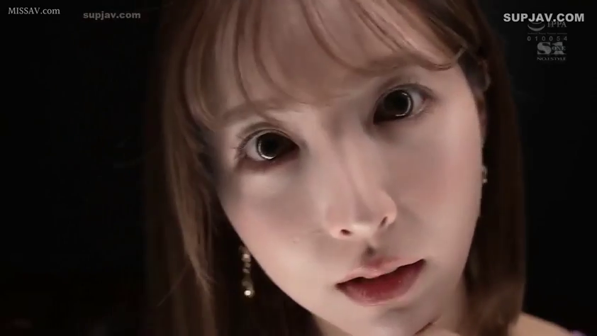 室内 · 注视 · 常服 · 脸部大特写 · 黑色背景 · 正对镜头 · 冷艳 · 耳饰