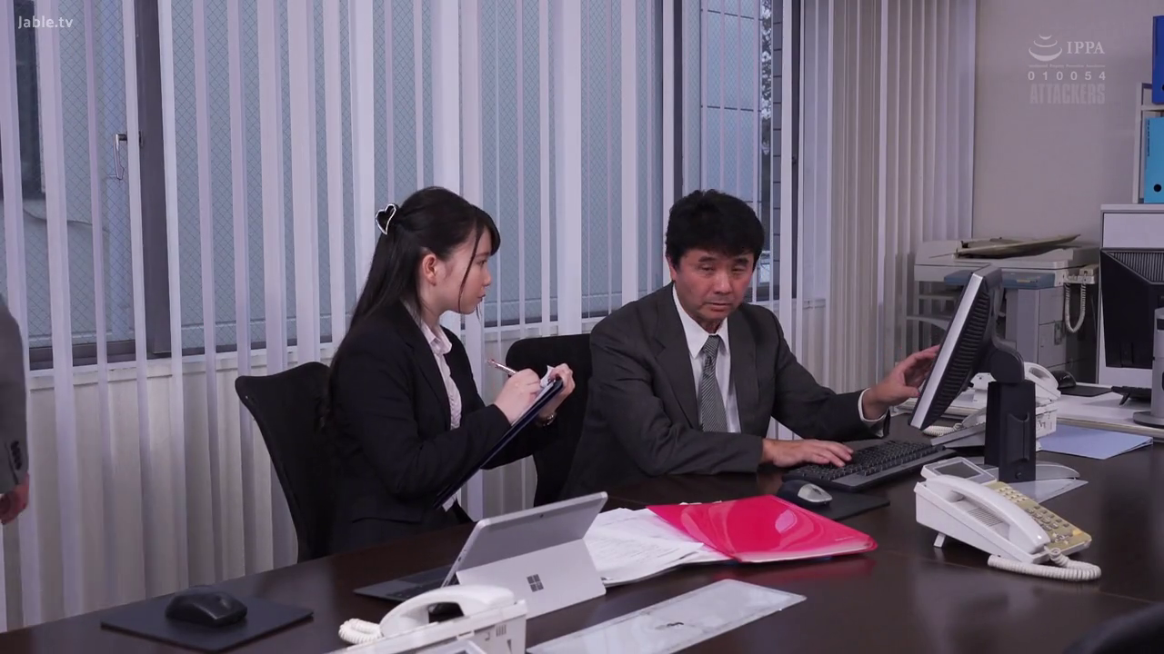 坐姿 · 专注 · 办公室 · 电脑 · 办公 · 职场 · 正装