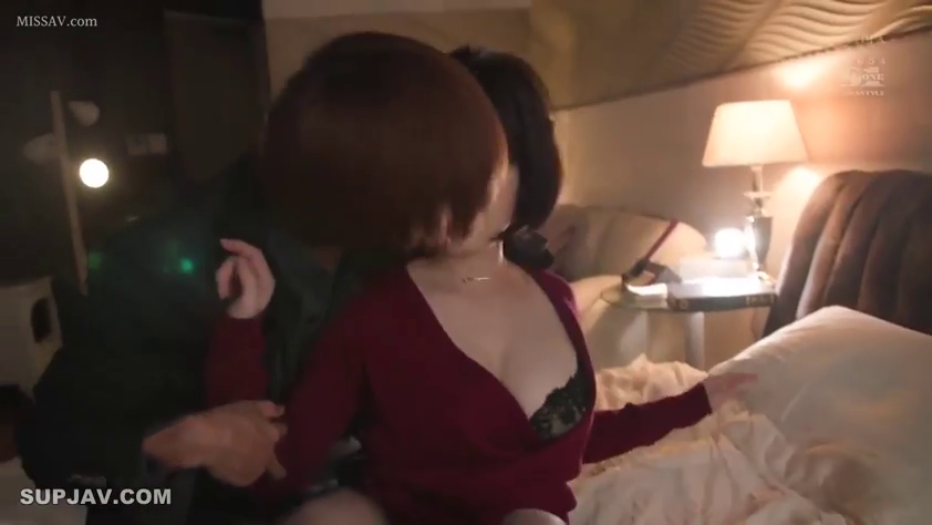 座り姿勢 · 胸部 · 楽しんで · 抱擁 · ホテルルーム · デスクライト · 柔光 · 红色针织衫