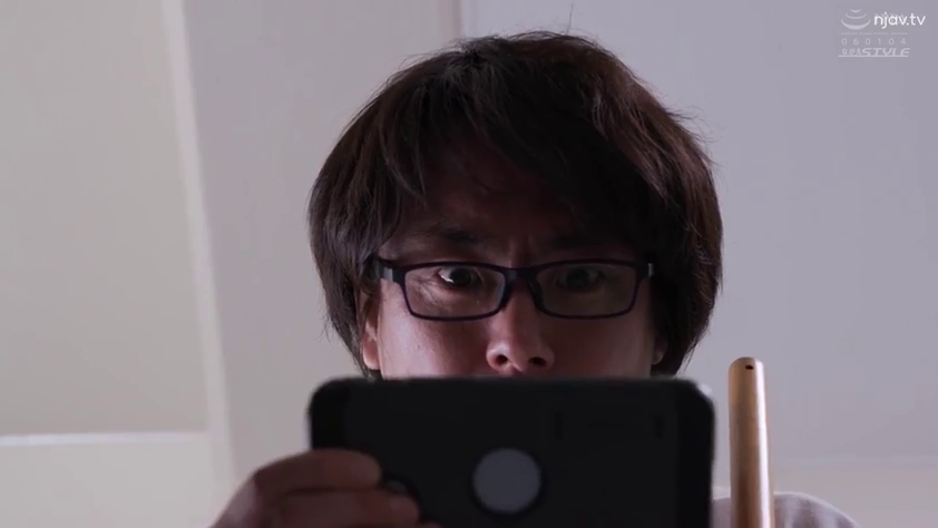 室内 · 眼镜 · 脸部特写 · 男性 · 智能手机 · 持手机 · 偷拍 · 猥琐