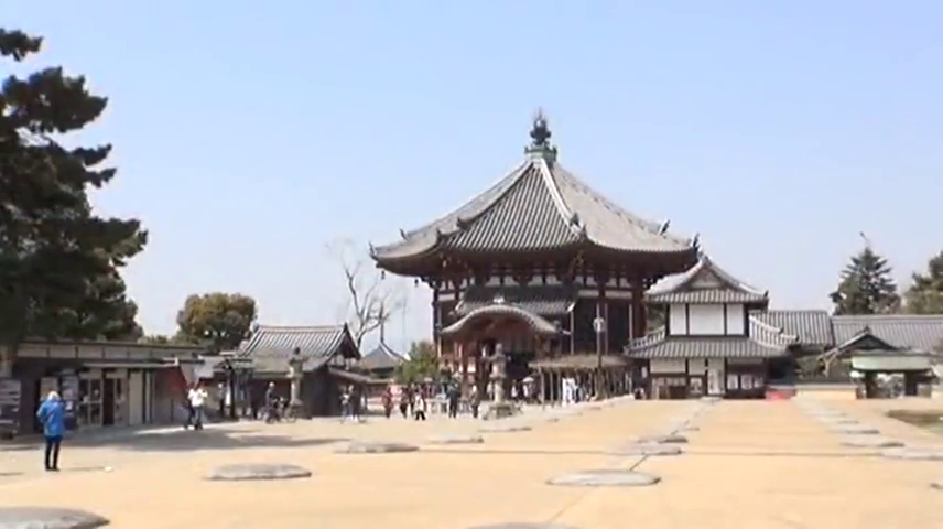 站立 · 休闲装 · 远景 · 户外 · 寺庙 · 旅游 · 古建筑