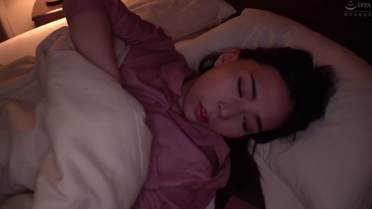 面部 · 水印 · 侧卧 · 粉色襯衫 · 臥室床上 · 安详 · 睡覺 · 枕头被子