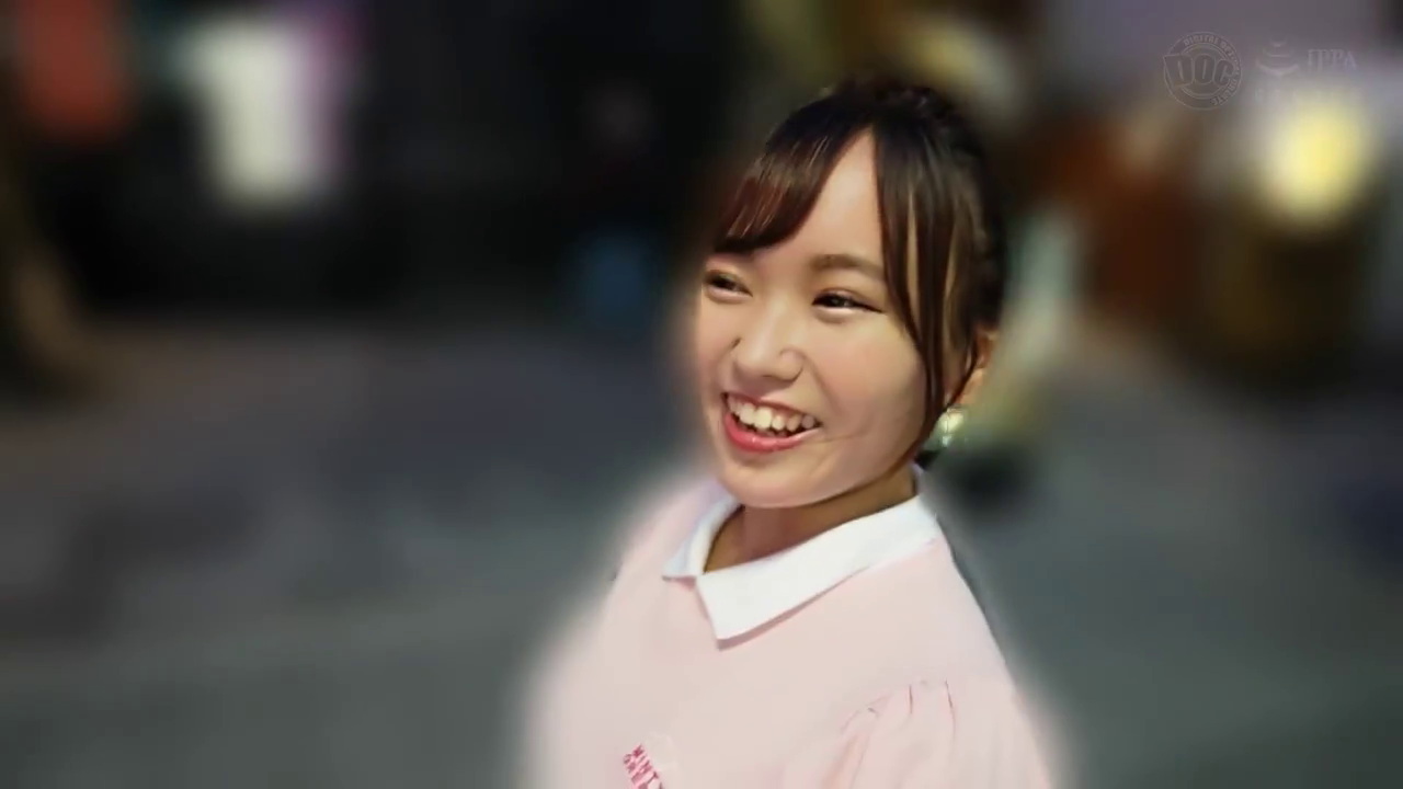 脸部 · 侧身 · 微笑 · 开心 · 粉色衬衫 · 柔焦 · 模糊背景