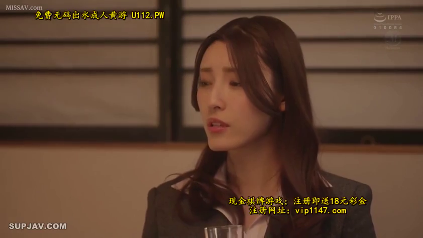 座り姿勢 · 会話 · 憂鬱 · 顔のクローズアップ · 职场女性 · 职业套装 · 室内和室 · 玻璃杯