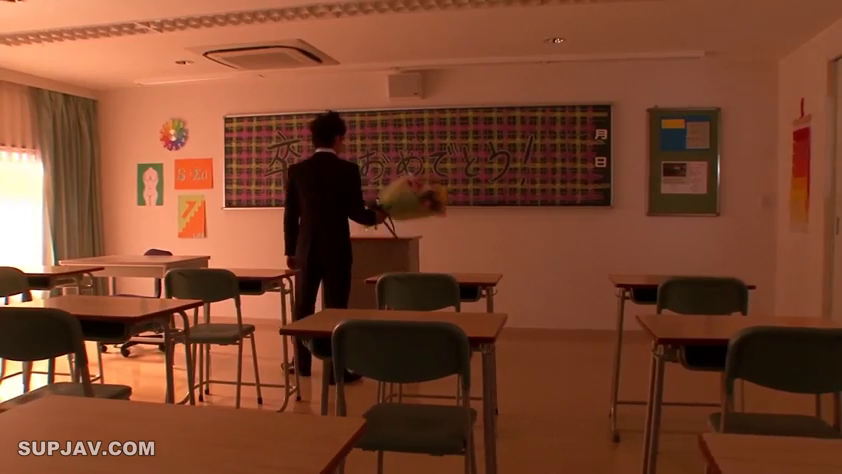 Classroom · Stand · 全景 · Suit · Holding a Flower · Bouquet · 毕业