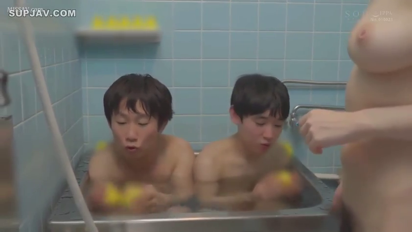 座り姿勢 · 全裸 · 中景 · 自然 · 有码 · 泡澡 · 浴池 · 小黄鸭