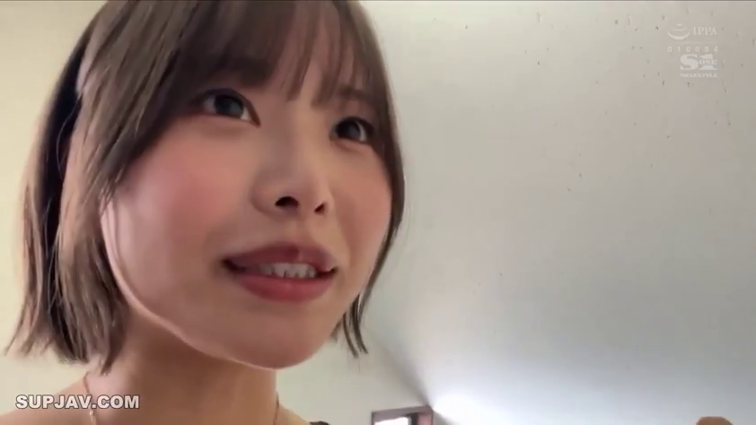 室内 · 脸部特写 · 裸露 · 正对镜头 · 沟通 · 微张嘴巴 · POV风格