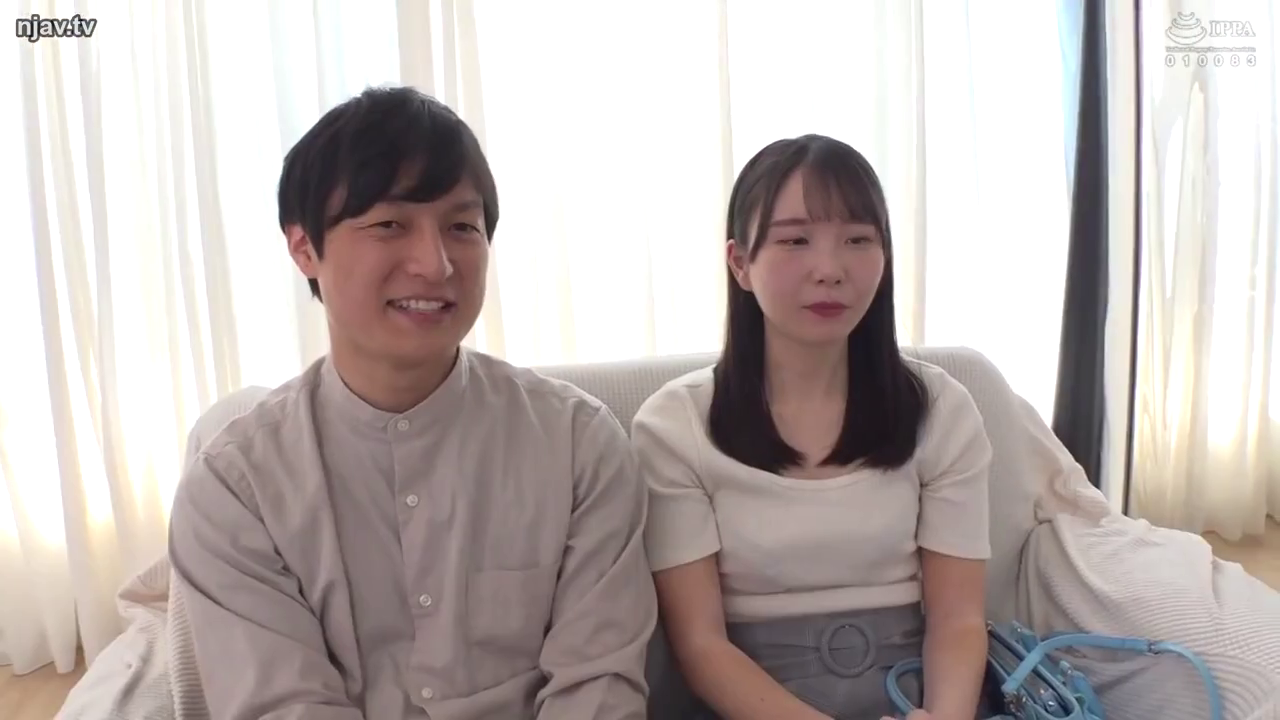 中景 · 微笑 · 客厅 · 休闲装 · 并排坐 · 手提包 · 访谈 · 素人