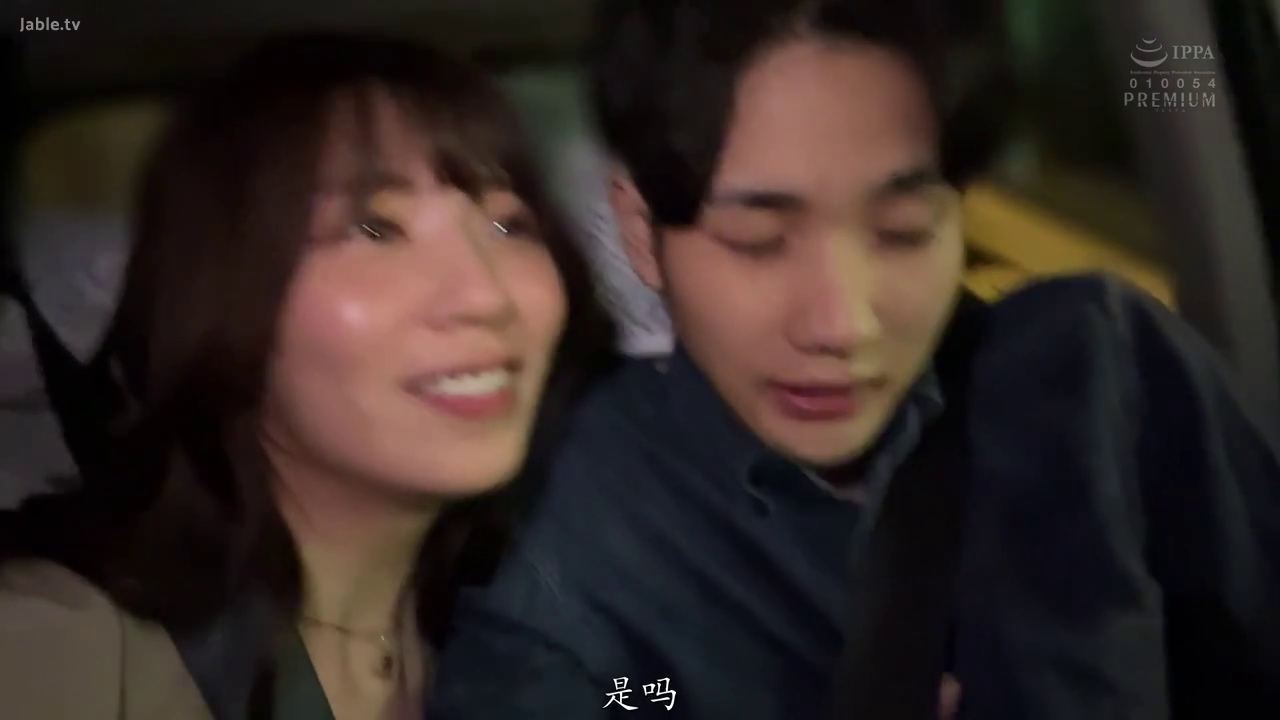 坐姿 · 面部 · 微笑 · 交流 · 车内 · 便装 · 汽车 · 正常