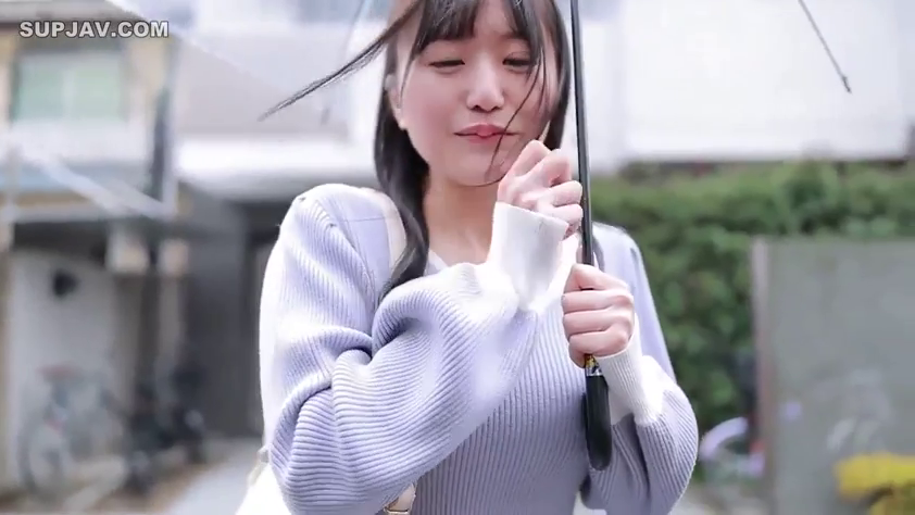 甜美 · 站立 · 半身特写 · 室外街道 · 雨伞 · 打伞 · 淡紫色毛衣 · 清纯日常