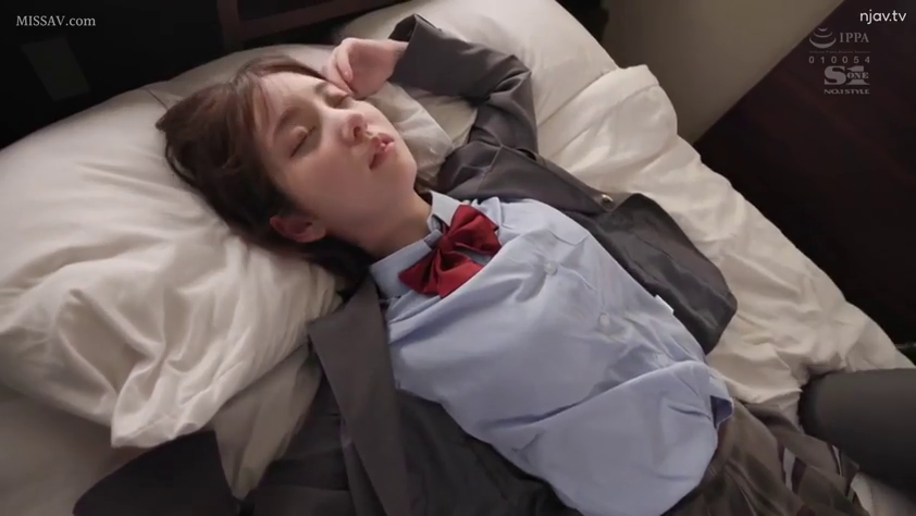 School uniform · Bedroom · Close your eyes · pillow · 上半身特写 · Lie flat · 休息 · 学生妹