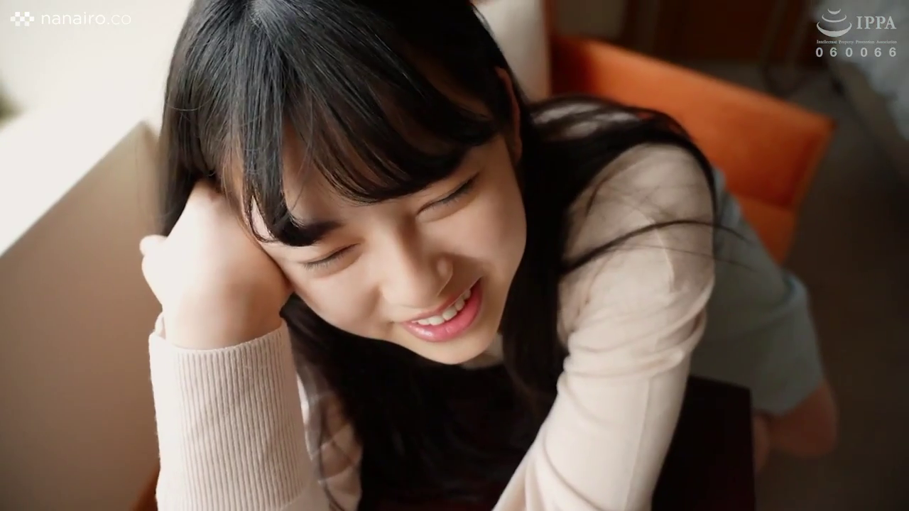 室内 · 面部 · 微笑 · 害羞 · 写真 · 桌椅 · 米色长袖衫 · 侧撑