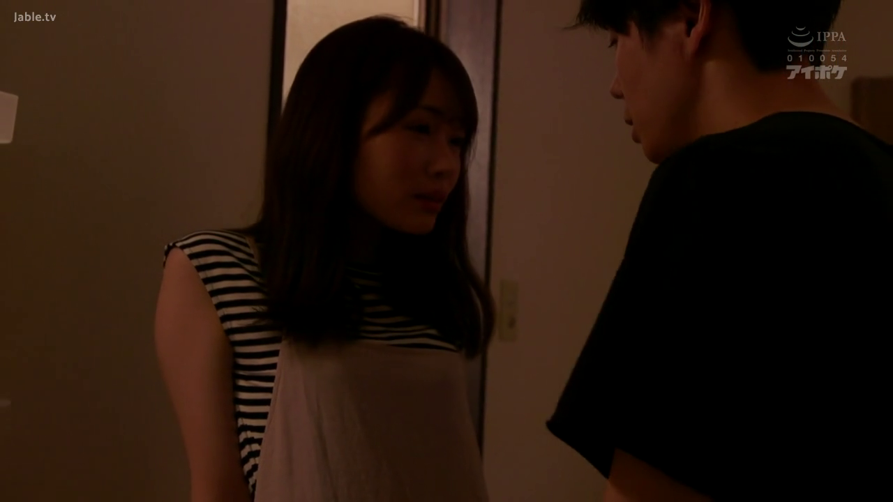 半身特写 · 对面站立 · 剧情向 · 居家室内 · 无道具 · 忧郁表情 · 条纹短袖围裙 · 对视谈话