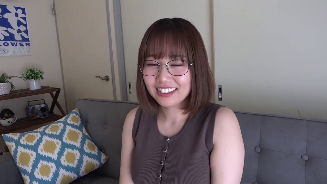 座り姿勢 · 茶色のノースリーブトップ · 靠枕 · 微笑 · リビング · 特写 · 访谈