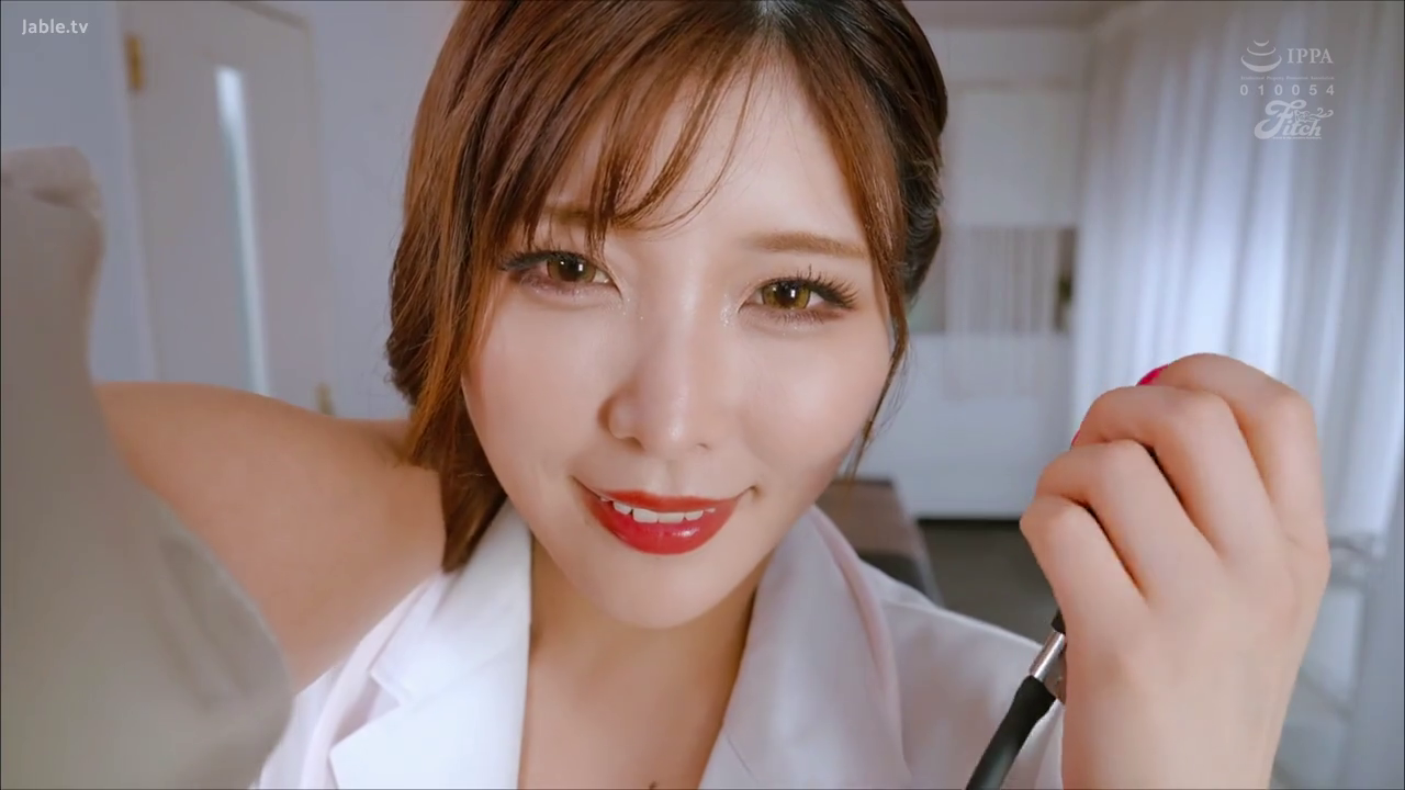 白大褂 · 微笑 · 面部特写 · 听诊器 · 展示道具 · 制服题材 · 室内诊室 · 正面俯身