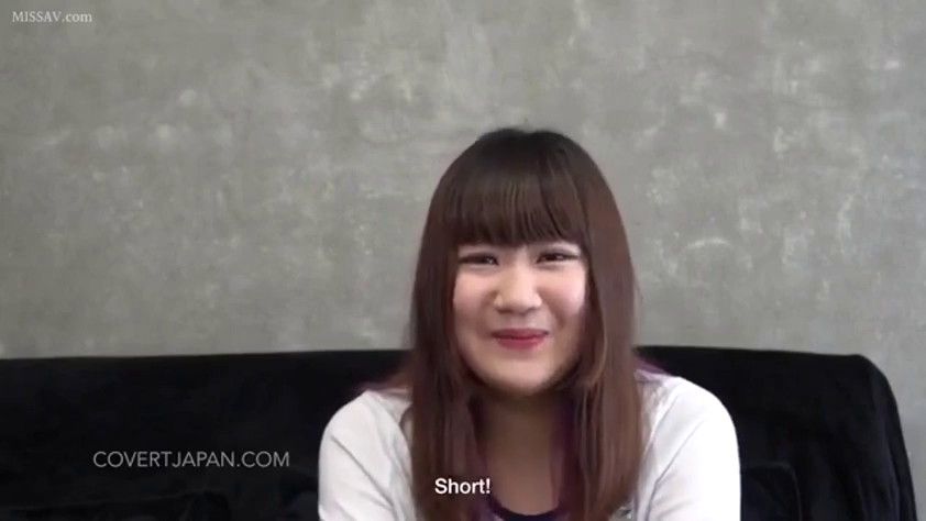 室内 · 坐姿 · 面部 · 微笑 · 访谈 · 白色T恤 · 个人介绍