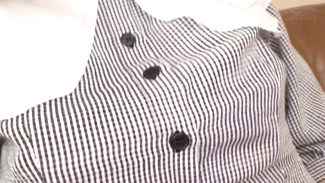 室内 · 胸部 · 条纹衬衫 · 局部特写 · 静止 · 纽扣