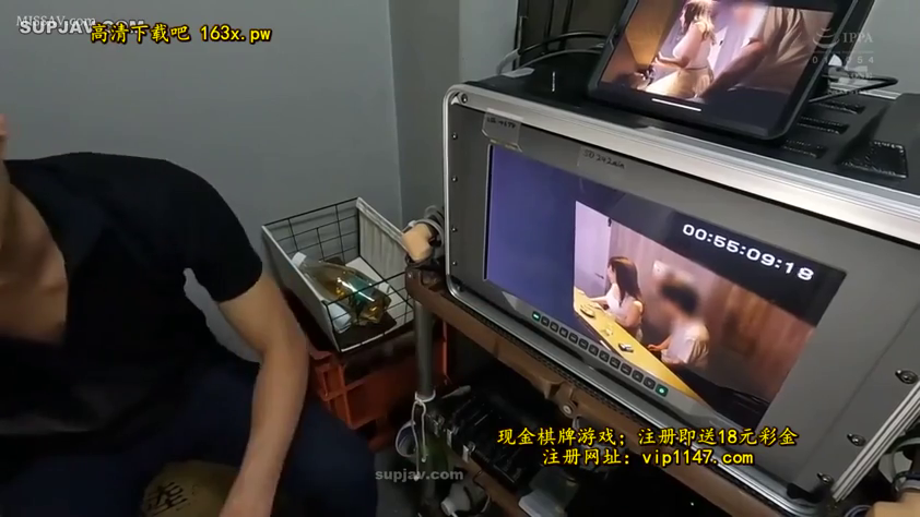 Sitting Posture · 储物篮 · 黑色短袖 · 监控 · 幕后视角 · 监控室 · 显示器特写