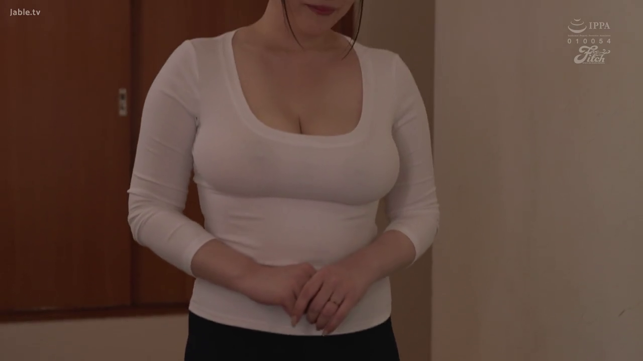 室内 · 胸部特写 · 站立 · 站立 · 大胸 · 浅笑 · 白色紧身衣