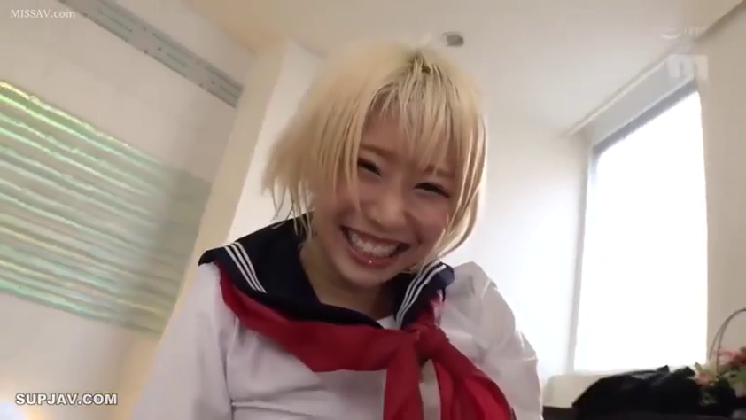 室內 · 面部 · 微笑 · 水手服 · 金髮 · 开心 · 前倾