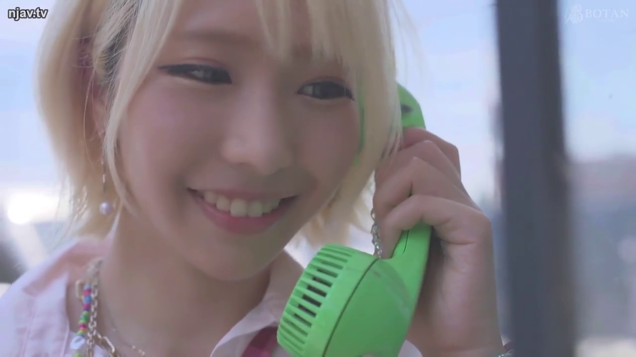 Close-up of the face · Smile · Blonde · 通话 · Pink shirt · 持机 · 电话亭 · 绿色电话筒