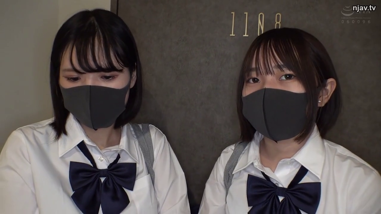 脸部 · 站立 · 學生制服 · 走廊 · 口罩 · 无表情 · 兩人 · 待机