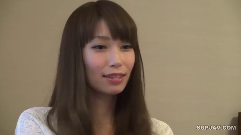 Indoor · Sitting Posture · Conversation · Smile · Necklace · White lace top · 长发 · 头部特写