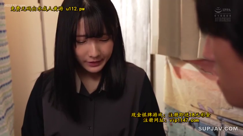 室内 · 頭を下げる · 委屈 · 顔部のクローズアップ · 站立 · 俯瞰撮影 · 深色衬衫