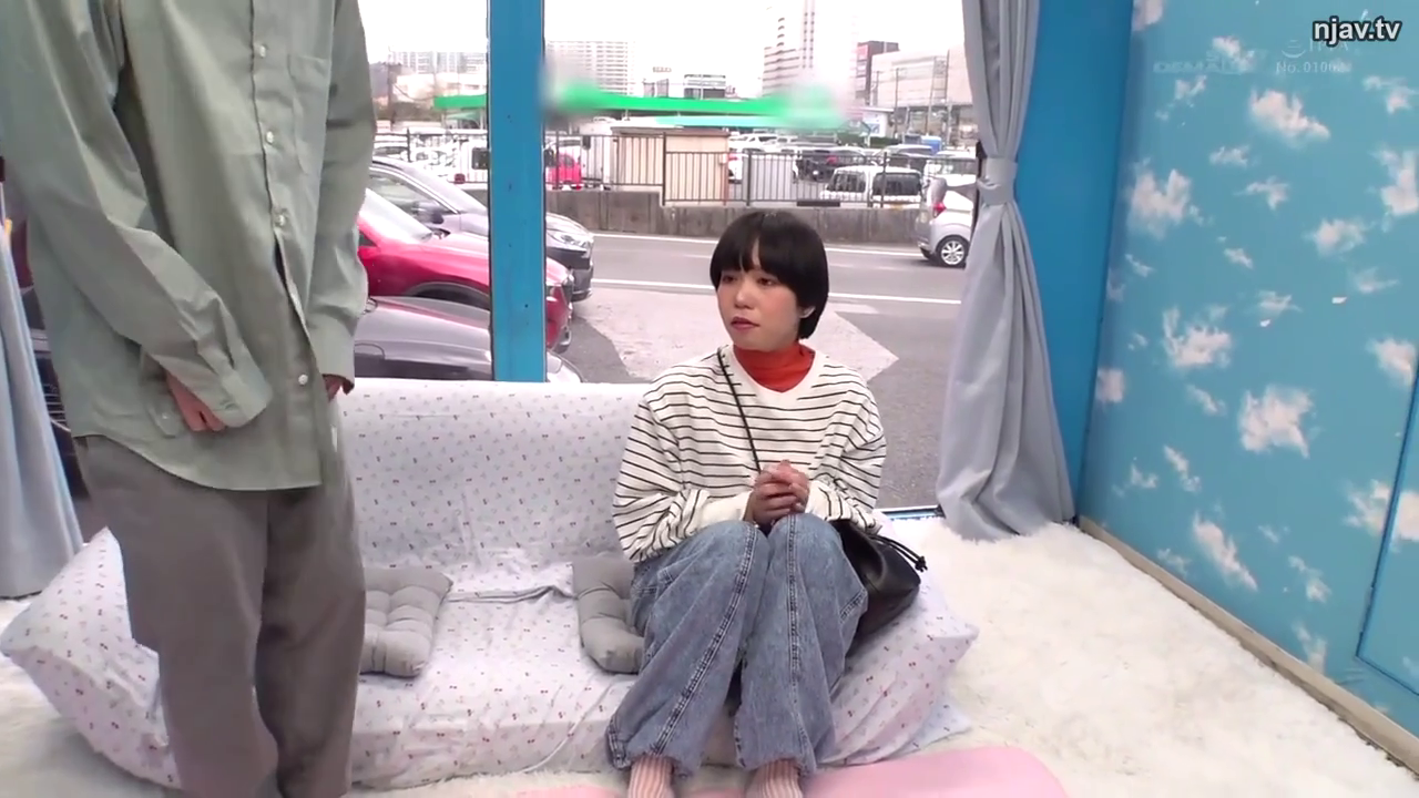 室内 · 坐姿 · 交谈 · 中景 · 平静 · 挎包 · 条纹长袖 · 短发