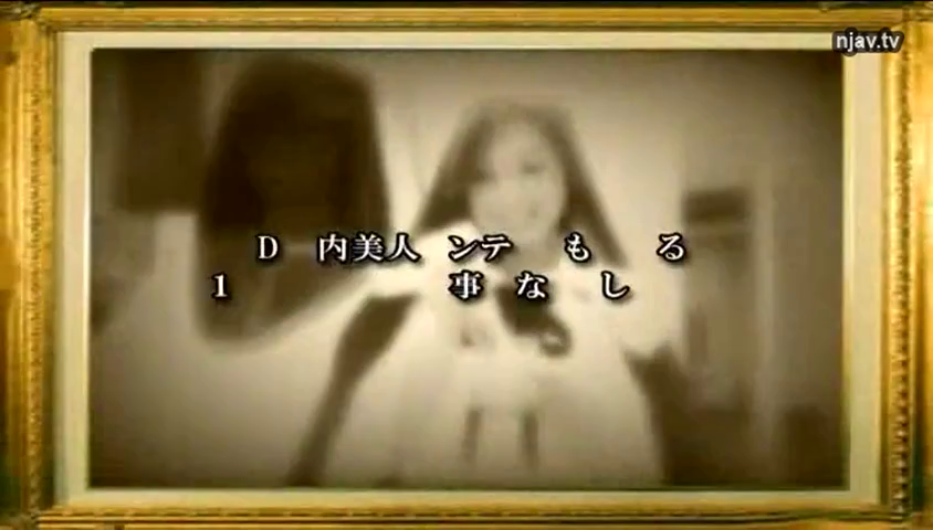 室内 · 站立 · 中景 · 模糊 · 白色制服 · 相框 · 留影 · 高度模糊