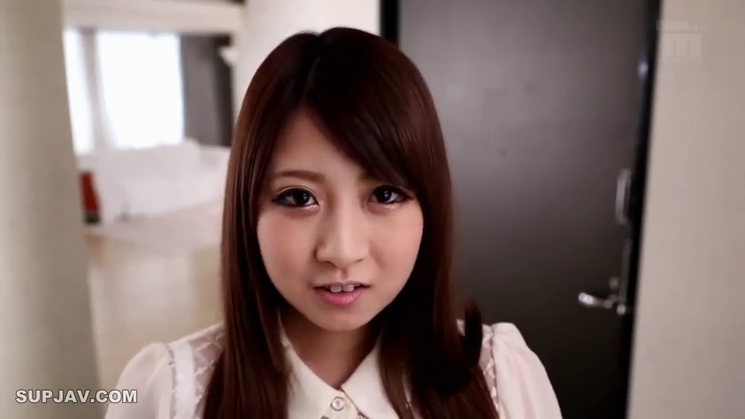 站立 · 微笑 · 面部特写 · 剧情 · 注视 · 门口 · 蕾丝衬衫