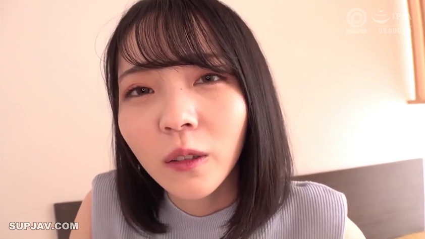 Indoor · Hazy · 面部特写 · Stare · 短发 · Overlook · 蓝色针织无袖上衣