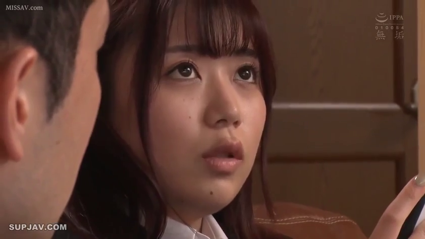 室內 · 坐姿 · 脸部 · 制服 · 凝视 · 惊讶 · 侧脸