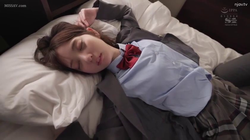 寝室 · 中景 · 平静 · 枕头 · JK制服 · 仰向け姿勢 · 制服诱惑 · 睡眠