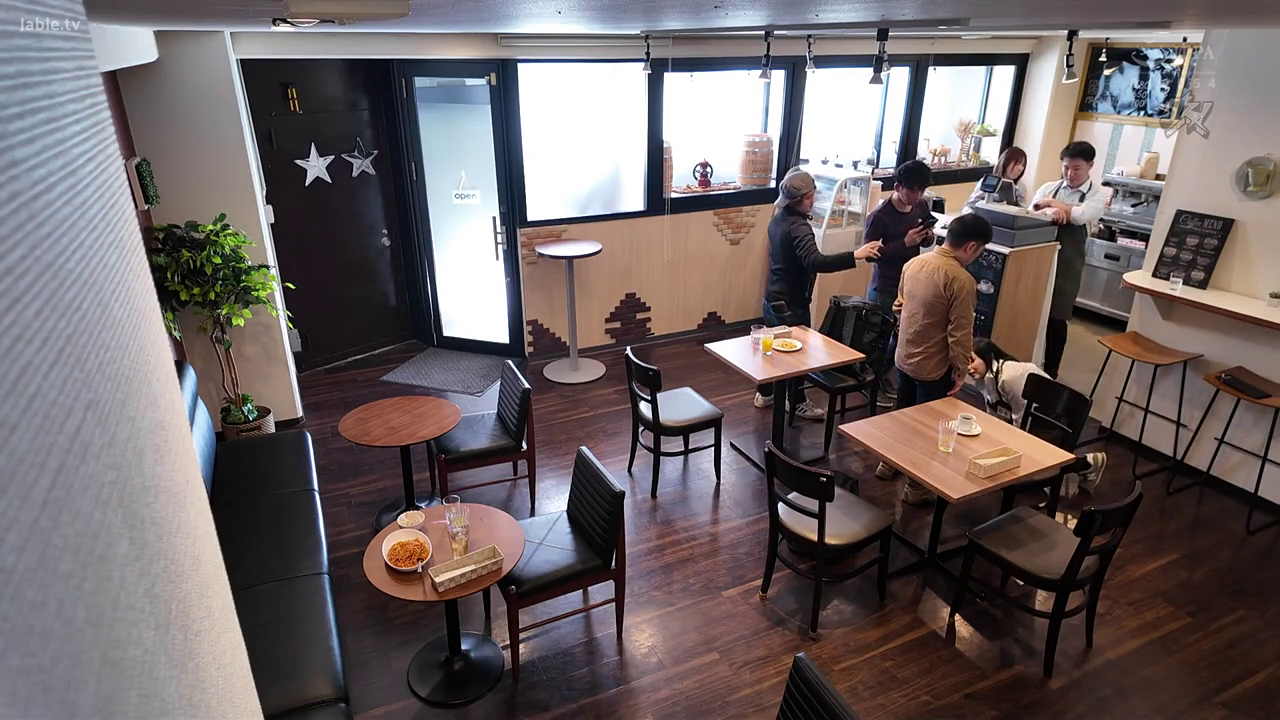 室内 · 站立 · 自然 · 远景 · 休闲服 · 咖啡馆 · 桌椅 · 日常互动