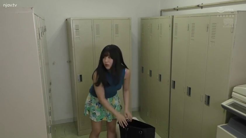 全景 · 弯腰 · 剧情 · 警觉 · 更衣室 · 储物柜 · 休闲裙装 · 翻找东西