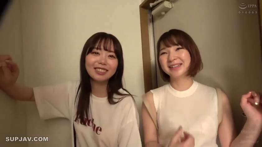 站立 · 中景 · 微笑 · 二人 · 白いTシャツ · 打招呼 · 门廊