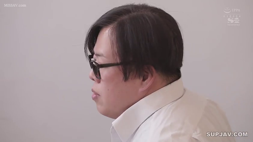 室内 · 脸部 · 眼镜 · 平静 · 白衬衫 · 凝视 · 男性 · 侧坐