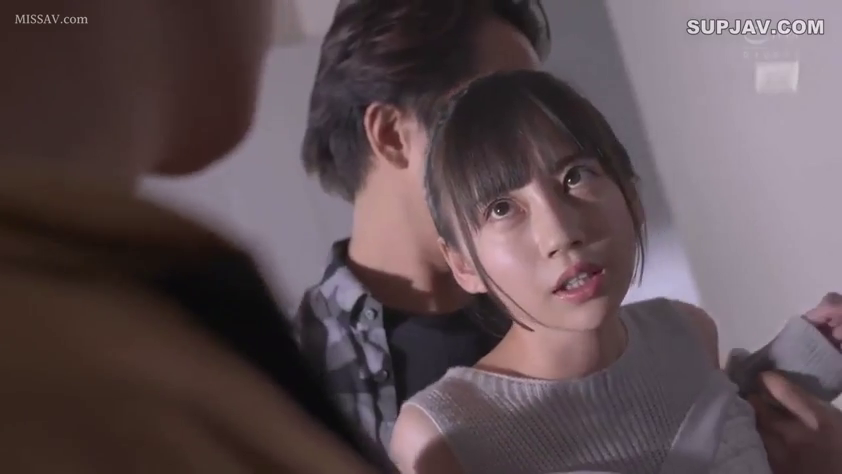 室内 · 中景 · 站立 · 灰色针织开衫 · 三人场景 · 被拉扯 · 忧虑