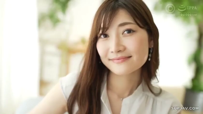 室内 · 顔部のクローズアップ · 微笑 · ネックレス · 注视镜头 · 白色无袖上衣 · 正面坐姿 · 気質