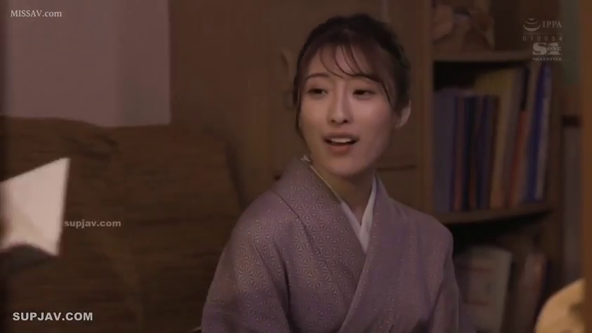 室内 · 坐姿 · 交谈 · 面部 · 微笑 · 书架 · 紫色和服 · 传统服饰