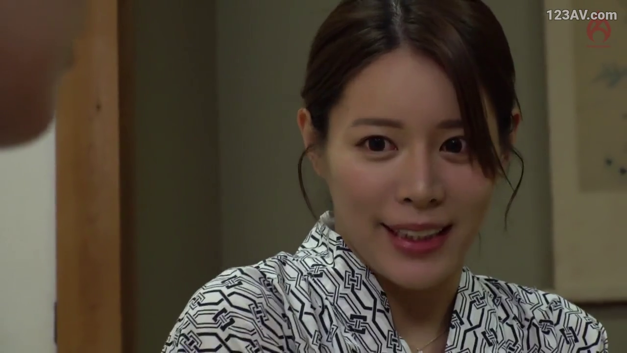 室内 · 微笑 · 面部特写 · 正坐 · 和服 · 亚洲女性 · 愉快