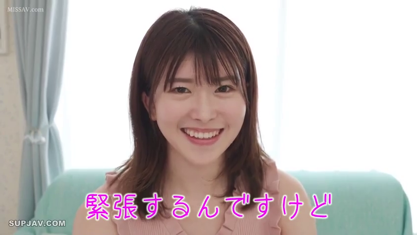 客厅 · 坐姿 · 脸部特写 · 微笑 · 日文字幕 · 访谈 · 窗帘 · 粉色无袖上衣