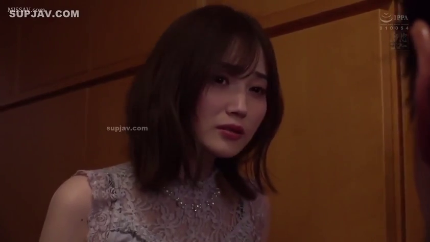 室内 · 忧郁 · 站立 · 中景 · 凝视 · 水印 · 蕾丝裙