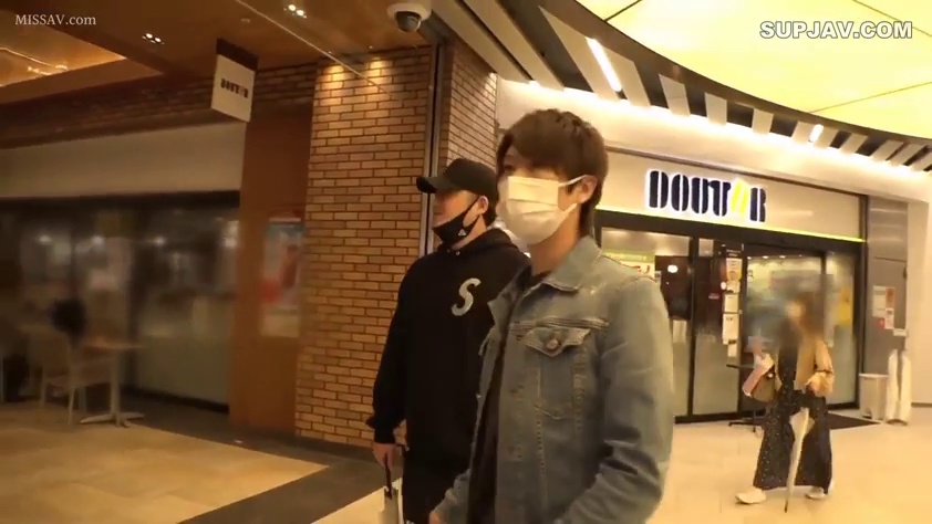 中景 · 行走 · 平凡 · 休闲服 · 口罩 · 公共の場 · 步行 · 购物中心