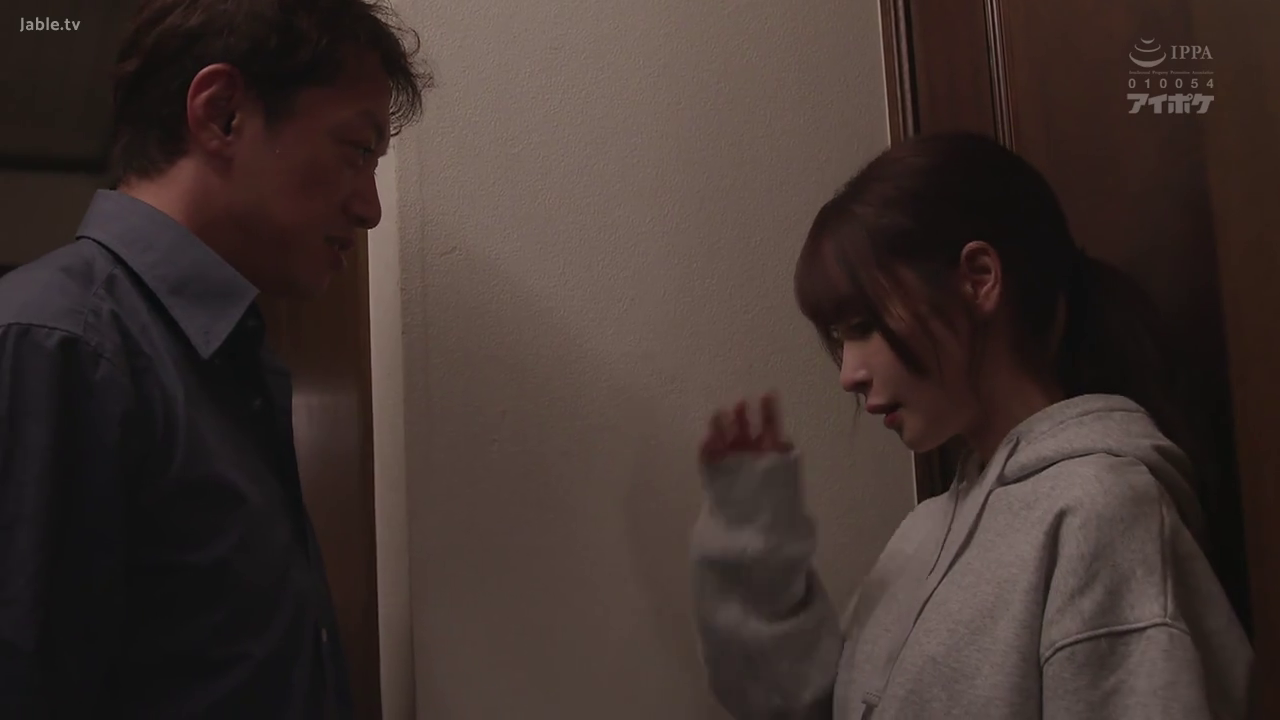 室内 · 严肃 · 站立 · 剧情 · 对视 · 侧脸 · 灰色卫衣