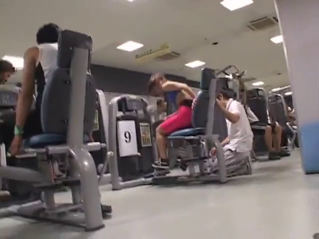 坐姿 · 远景 · 健身房 · 健身 · 健身器材 · 运动短装