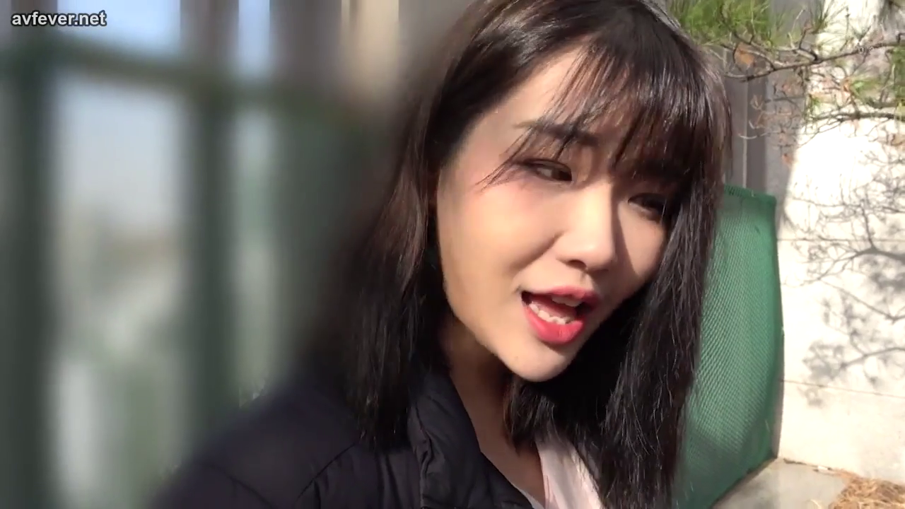 交谈 · 脸部 · 站姿 · 微笑 · 户外 · 黑色外套 · 街头采访