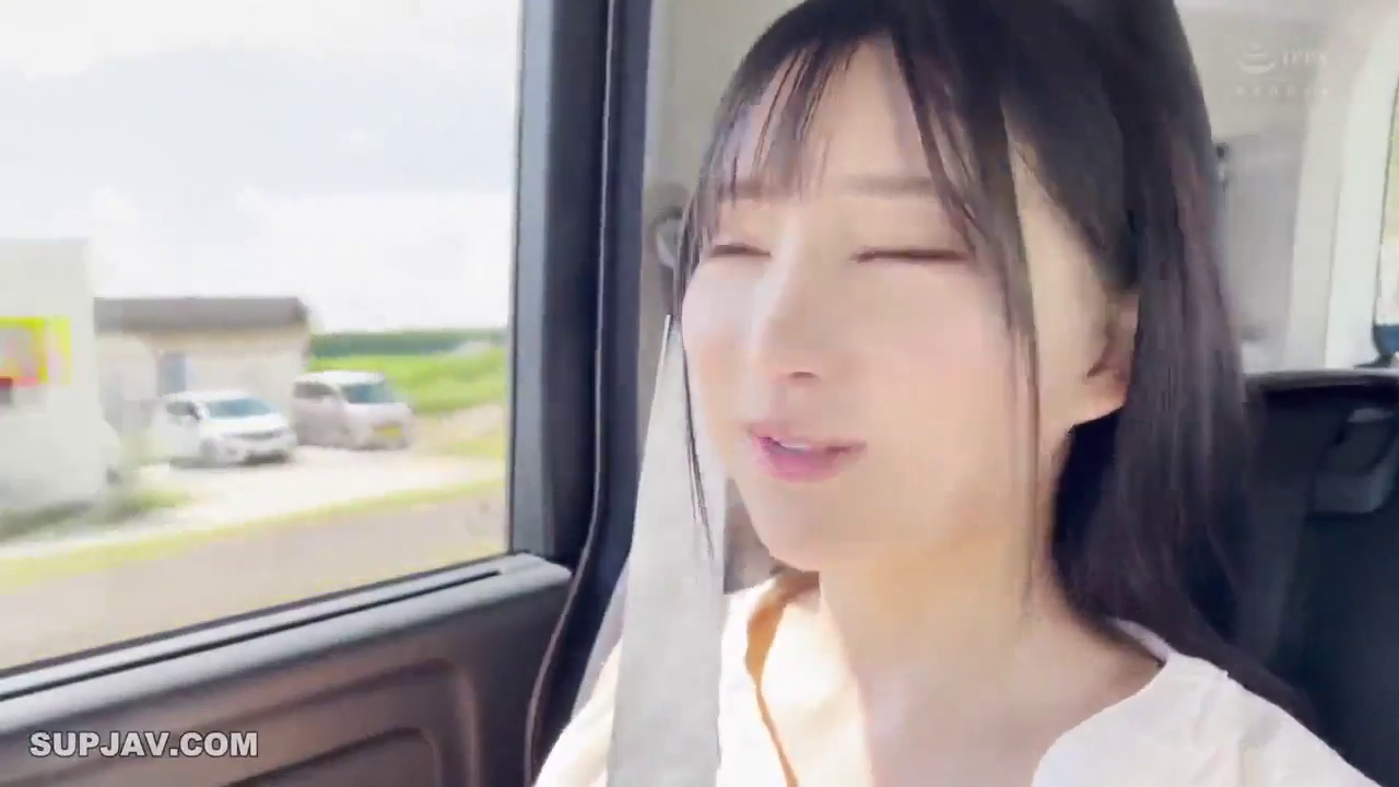 坐姿 · 脸部特写 · 休闲装 · 乘车 · 车内 · 柔和 · 安全带