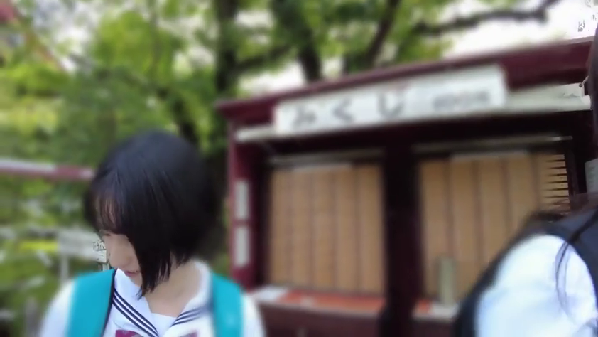 校服 · 平淡 · 侧脸 · 移动 · 背景虚化 · 室外神社 · 低头行走 · 蓝色书包